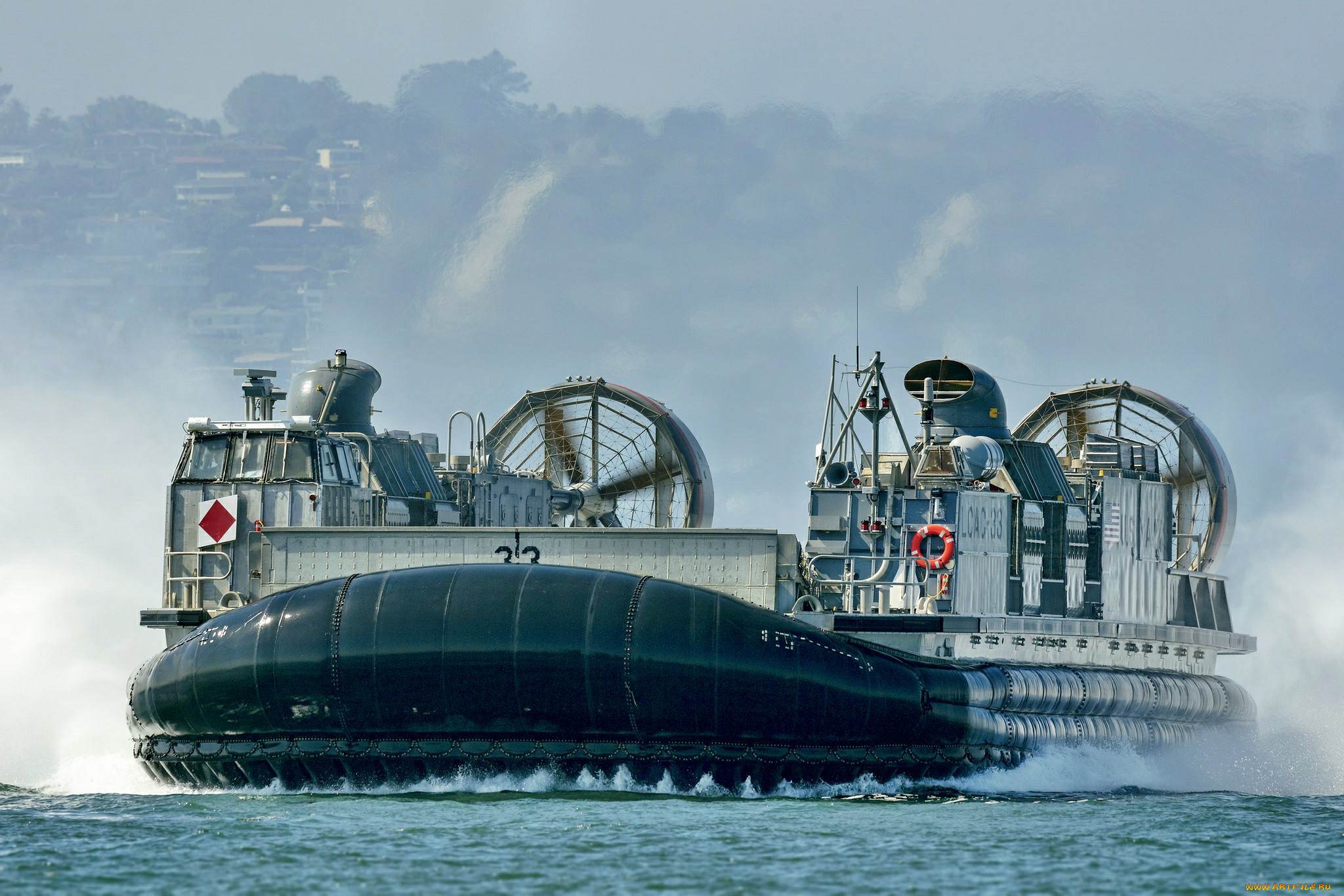 Судно на воздушной подушке. Десантный катер LCAC. Американские десантные катера LCAC. LCAC десантный катер на воздушной подушке. Десантный катер США LCAC на воздушной подушке.